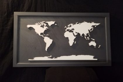 carte monde blanc sur ardoise